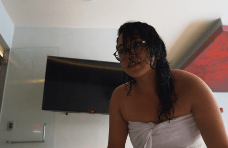 CHANTAJEA A SU HERMANASTRA PARA NO PUBLICAR SUS FOTOS INTIMAS