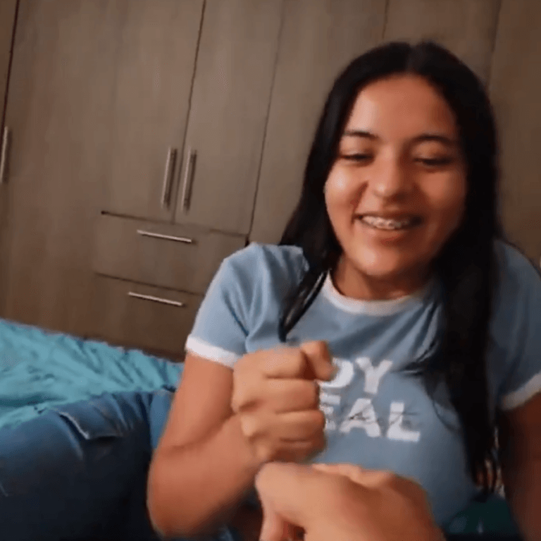 JUGANDO CON MI PRIMA A PIEDRA PAPEL O TIJERA SEXUAL