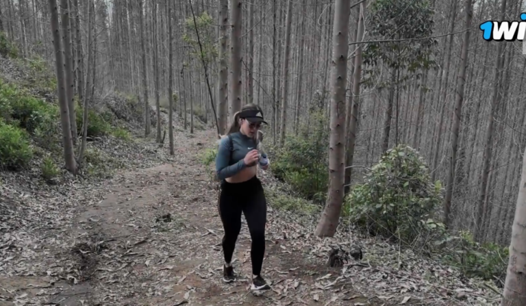 KAROLAYN MATOS – Dejo que mi amigo tímido toque mi gran culo para que pueda follarme en el bosque público