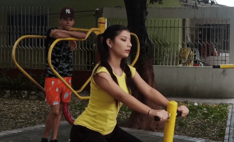 HERMOSA MCKENCIE12 LATINA COLOMBIANA HACE EJERCIO VAGINAL DELANTE DE SU NUEVO HERMANASTRO